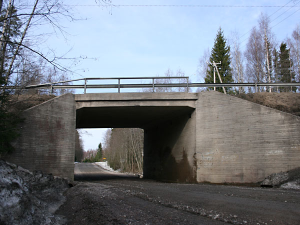 Kittel&auml;ntie alittaa Hangonsillan